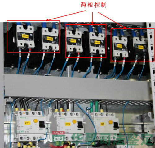 制绒设备的每个槽体加热器采用两相控制
